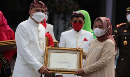 Pemkot Surabaya Bagi Beragam Penghargaan di HJKS Surabaya