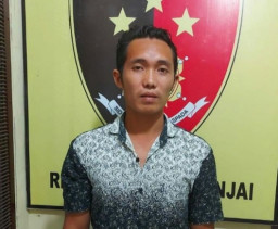 Sebelum Ngintip Perempuan Tidur, Mika Si Kolor Ijo Minum Tuak Dulu