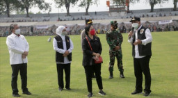 Eri Dampingi Puan Maharani Kunjungan Vaksinasi di Stadion Gelora 10 November