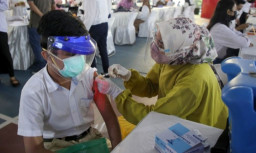 Jokowi Saksikan Vaksinasi Massal Anak di Surabaya