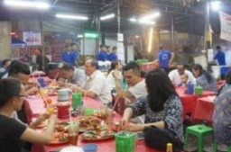 Boleh Makan di Warung, Asal Jangan Banyak Ngomong