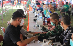 Vaksinasi Kedua AstraZeneca Dipusatkan di Lapangan Thor