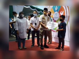 Bupati Bangkalan Serahkan Beasiswa BPJAMSOSTEK pada Anak Wartawan