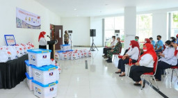 Tenaga Kesehatan, Pengemudi Ambulans, dan Penggali Makam Covid-19, Diberi Bansos