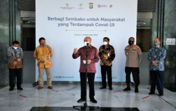 Sinergi KemenKopUKM Berbagi Sembako Bagi Masyarakat UMKM Terdampak Covid-19