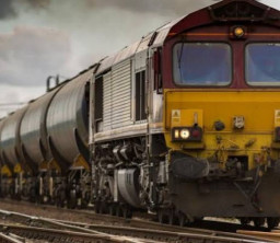 Selfie di Rel, Emak-Emak Tewas Ditabrak Kereta Api