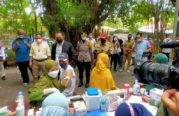 Dorong Minat Warga, Pemkot Surabaya Gelar Vaksinasi di KBS