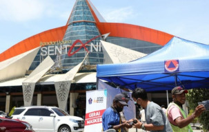 BNPB Bagikan 5.000 Masker di Bandara Udara Internasional Sentani