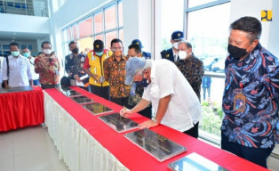 Tandatangani Prasasti Infrastruktur PON Papua, Basuki Apresiasi Kerjasama Tim