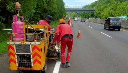 Marka di Ruas Jalan Tol Cipularang Dicat