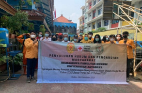 Mahasiswa Hukum Universitas Jayabaya Bersih-Bersih Bantaran Sungai