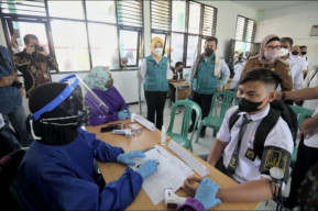 Jelang Pembelajaran Tatap Muka, Atalia Tinjau Vaksinasi Pelajar di Indramayu