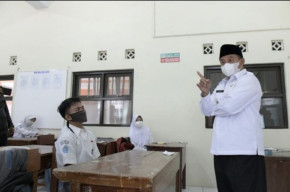 Tinjau PTM di Tasikmalaya, Wagub Jabar Pastikan Prokes Diterapkan dengan Ketat