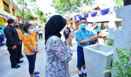 Dharma Wanita  Tinjau Gerakan Cuci Tangan Pakai Sabun di Sekolah