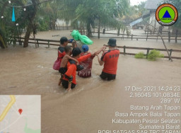 Lebih dari Seribu Rumah Warga Terdampak Banjir dan Longsor di Pesisir Selatan
