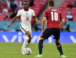 Sterling Bawa Inggris Juara Grup