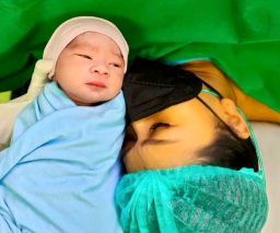 Tata Janeeta Pamerkan Wajah Bayinya