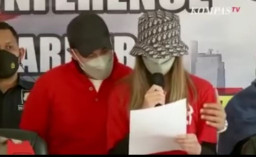 Dipamerkan Depan Wartawan, Nia Ramadhani Menangis di Pelukan Suami