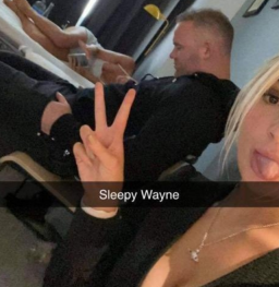 Beredar Foto Wayne Rooney Tidur bareng Cewek-Cewek Seksi di Hotel