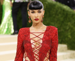Tampil di Met Gala, Megan Fox  Seksi dengan Gaun Ketat Merah Menyala