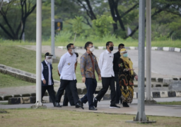 Ridwan Kamil Dampingi Presiden Jokowi Tinjau Vaksinasi Massal di RSUI Depok