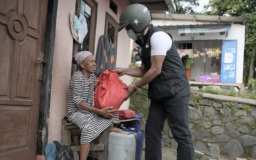 Ridwan Kamil Bagikan Bantuan pada Masyarakat  Bogor dan Cianjur