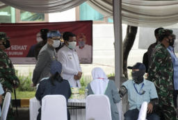 Ridwan Kamil Dampingi Kapolri dan Panglima Tinjau Vaksinasi Massal Buruh