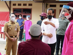 Ridwan Kamil Dampingi Presiden Vaksinasi Door to Door