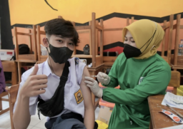 Pelajar Cianjur Antusias Ikut Vaksinasi COVID-19