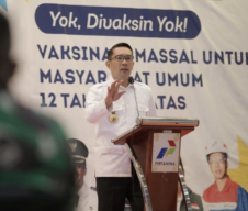 Ridwan Kamil Serahkan Bantuan Keuangan Khusus Desa, Satu BUMDes Satu Laptop