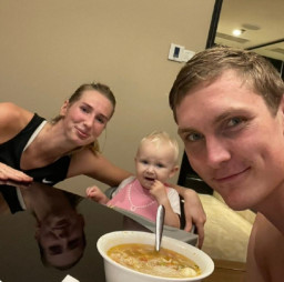 Viktor Axelsen Pamer Makan Soto Ayam