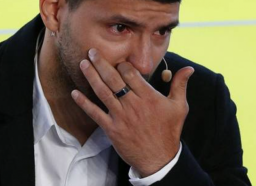 Teteskan Air Mata, Aguero Pamit Berhenti Main Bola