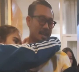 Sesaat sebelum Meninggal, Laura Anna Digendong  Denny Sumargo