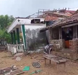 Puting Beliung Hajar Sampang, Banyak Rumah Warga Rusak Parah