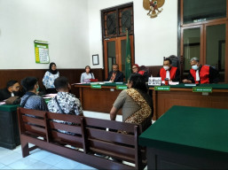 Senggolan Saat Antri Makan, Tiga Jawara Diadili