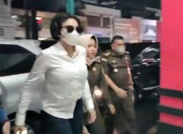 Menolak Ditahan, Nikita Mirzani Ngamuk sambil Teriak-Teriak