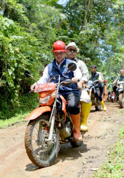 Wagub Jabar Tinjau dan Serahkan Bantuan ke Warga Terdampak Bencana Longsor di Ciamis