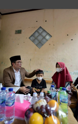 Ridwan Kamil Kunjungi Korban Kecelakaan Truk di Bekasi Sampaikan duka