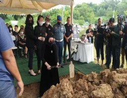 Beda Agama, Angelina Sondakh Antar Sang Ayah hingga Liang Lahat