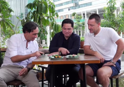 Alessandro Nesta dan John Terry Diajak Makan Lemper