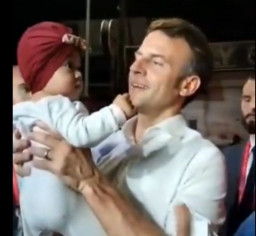 Jalan-Jalan Malam di Bali, Presiden Prancis Sempatkan Gendong Bayi