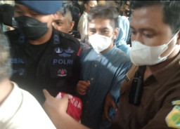 Terbukti Cabul Anak Kiai Jombang Divonis 7 Tahun Penjara, Pendukungnya Tak Terima