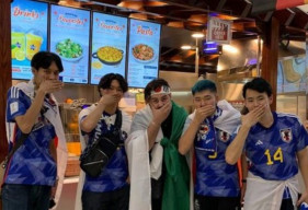 Suporter Jepang Parodikan Aksi Tutup Mulur4