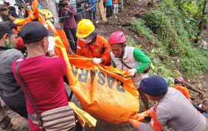 Jenazah Ayah dan Anak Ditemukan Tertimbun Longsor di Cianjur