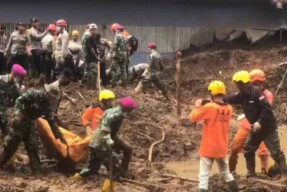 Jasad Ayah dan Anak yang Ditemukan Tertimbun Longsor, Dalam Kondisi Berpelukan