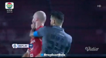 Meludah Duluan, Dibalas Meludah, Diego Michiels Pukul Wajah Michael Krmencik