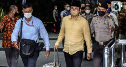 Bawa Koper dan Pakai Peci Hitam, Bupati Bangkalan Tiba di Gedung KPK