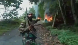 Diserang Bom Molotov KKB Papua, Polisi Indonesia Menyelamatkan Diri