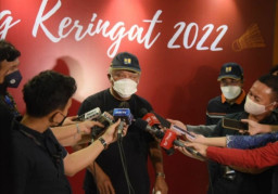 Basuki Ikuti Pertandingan Ekshibisi Badminton bersama Luhut