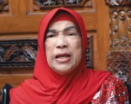 Dorce Resmi Dimakamkan secara Laki-Laki